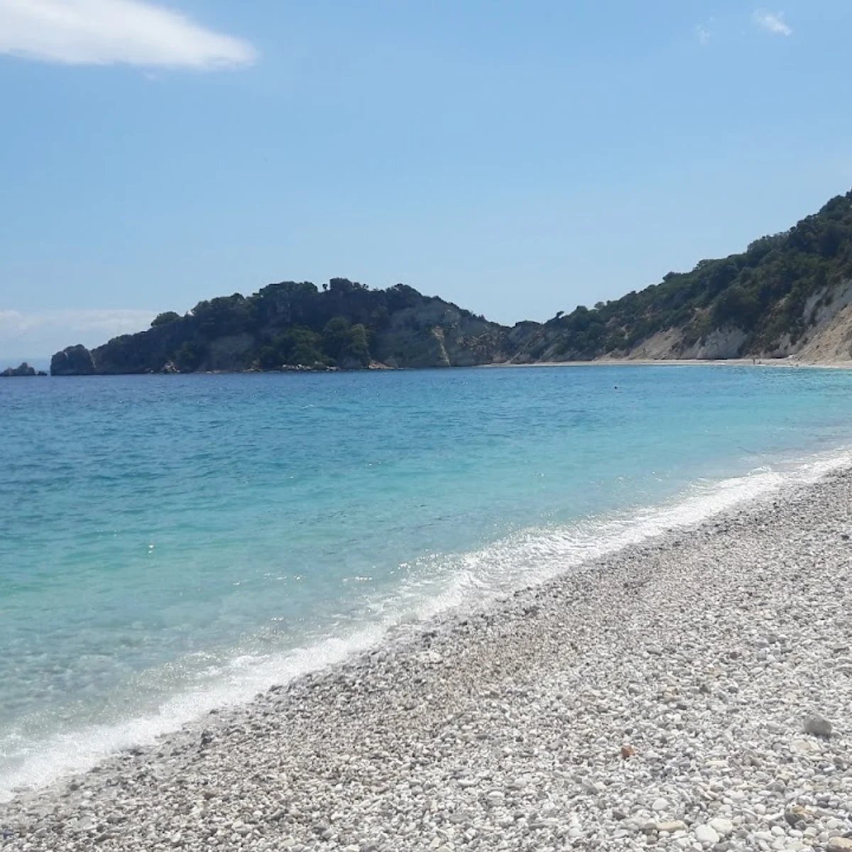 자연 그대로의 자갈 해변과 편의시설